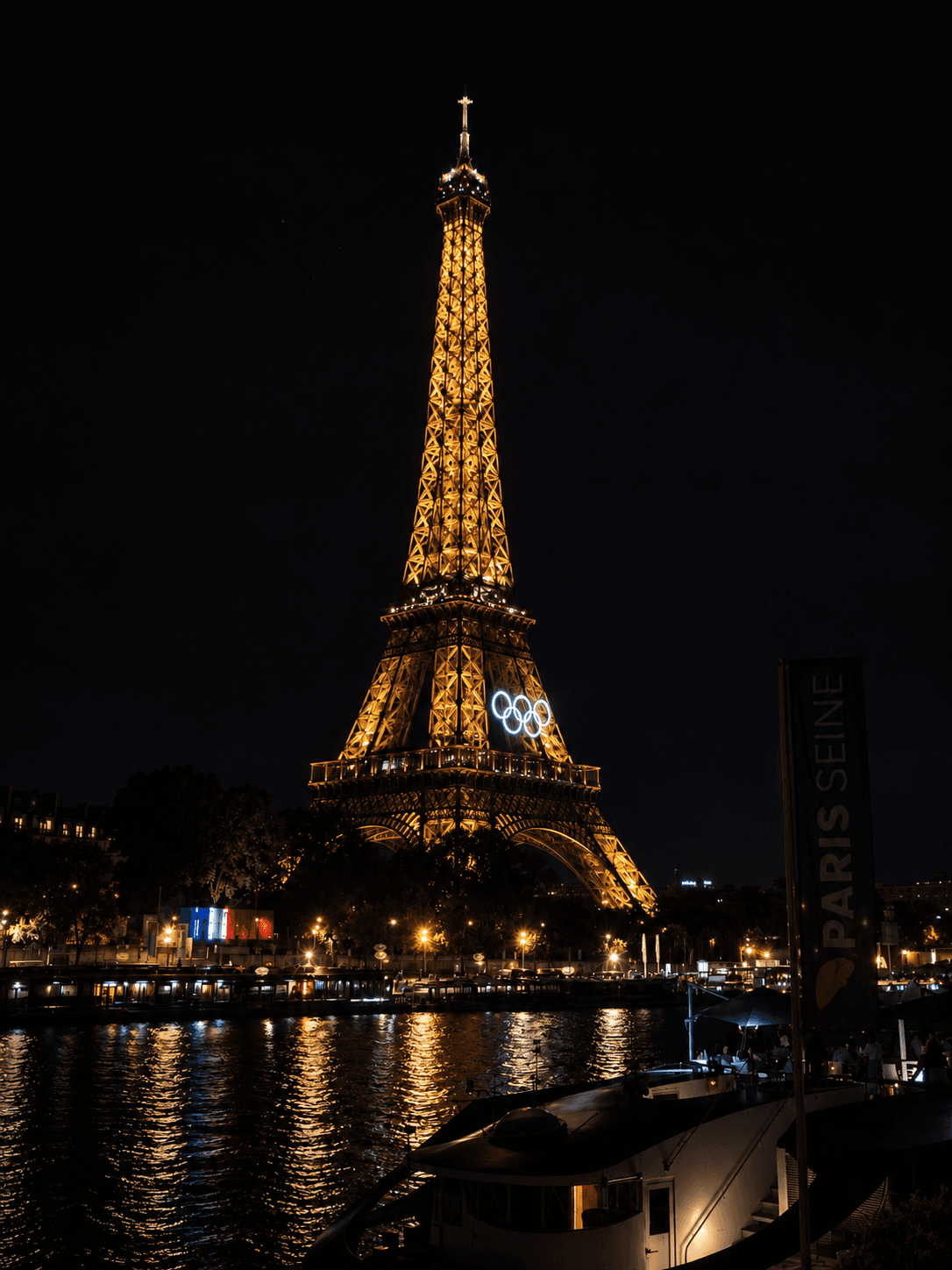 Torre Eiffel iluminada con los aros olímpicos durante los Juegos de París 2024
